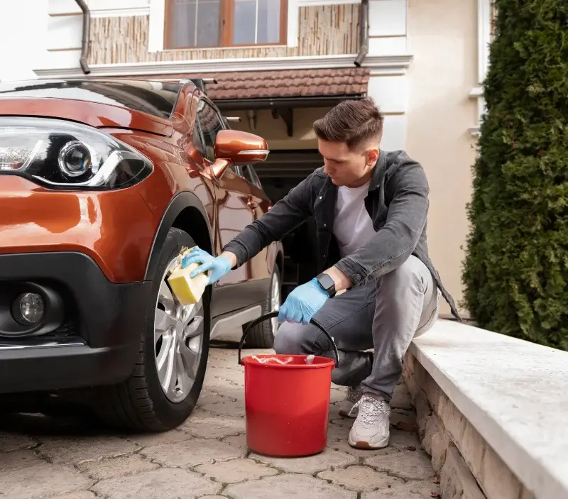 Lavage auto à domicile Larré : professionnel intervenant sur un véhicule
